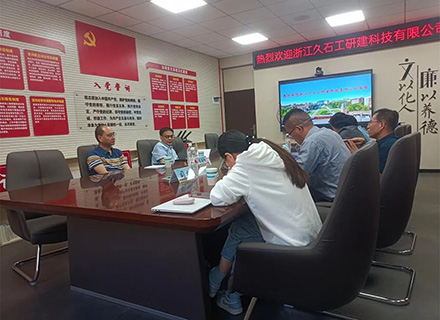 柔性石英砂貼片石發(fā)明人、浙江久石公司董事長(zhǎng)豐新華一行赴沈陽(yáng)工業(yè)大學(xué)開(kāi)展深化校企合作交流